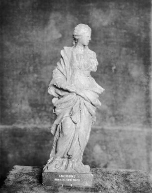 Statuette einer bekleideten Frau