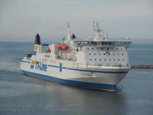 Trelleborg - Fährschiff : Das Fährschiff "Nils Dacke" der TT-Line läuft in den Hafen. Aufgenommen am 7. August 2010 im schwedischen Fährhafen Trelleborg