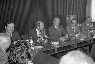 Redaktionskonferenz des SPD-Vorsitzenden Willy Brandt bei den "Badischen Neuesten Nachrichten" im Rahmen des Landtagswahlkampfs 1976