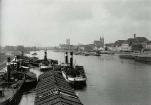 Magdeburg : Magdeburg. Rechtes Ufer der Strom-Elbe mit Radschleppdampfern und Kohlenschuten. Blick nach Südwesten gegen die Altstadt