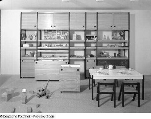 Anbauwand : Kindergartenmöbel (1974; Hochschule für Kunst und Design Halle (Burg Giebichenstein)). Anbauwand und Tisch mit Stühlen