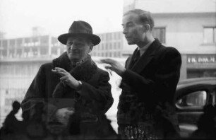 Bukarest: Carl Rothe und J. M. Sadoveanu, Schriftsteller, vor Schaufenster Libraria Buchholz