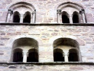 Stadtkirche-Kirchturm von Westen - zweites und drittes Mittelgeschoß (Übergangsstil des 13 Jhd) mit Biforien (ornamentierte Säulenkapitelle) im Detail