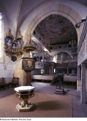 Dresden-Leubnitz-Neuostra. Leubnitzer Kirche. Inneres mit Taufe, Kanzel, Nöthnitzer Betstube (1671, Bemalung v. G. Lucas) und Orgel (1762; D. Schubert)