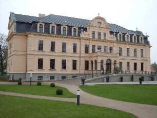 Ribbeck - Schloss : Das historische Schlossgebäude. Aufgenommen am 17. April 2011 in Ribbeck im Havelland