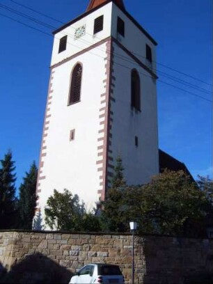Ansicht von Nordosten mit Kirchturm (Gotischer Chorturm) mit Schlüsselloch-Schießscharten im Mittelgeschoß über Kirchhofmauer (Wehrgang im 19 Jh abgetragen)
