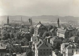 Zittau, Blick von der katholischen Kirche nach Süden, Mitte: Amtsgericht, rechts Gefängnis; Türme v.l.n.r.: Klosterkirche, Johanniskirche, Turm des Johanneums, ganz rechts im Anschluß an die Stadt: Olbersdorf, Nieder-Oybin, Zittauer Gebirge