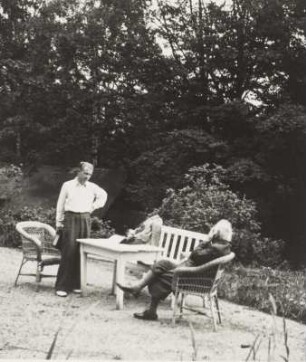 Gerhart Hauptmann und Erhart Kästner bei der Arbeit auf Haus Wiesenstein : Gerhart Hauptmann (rechts) und sein Sekretär Erhart Kästner bei der Arbeit auf Haus Wiesenstein in Agnetendorf