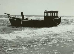 Insel Usedom: Ückeritz. Kleiner Fischkutter in der Brandung vertäut.