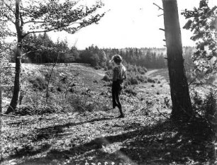 Frau in der Heide : Eine Frau blickt in die Lüneburger Heide