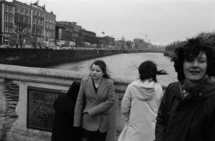 Dublin : Dublin; Brücke über den Liffey (schwarz wie Guiness)