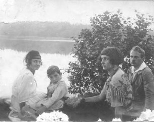 Gruppenbild (Etha Richter - links - mit einer jungen Familie) am Ufer eines Flusses (wohl dem Fluss Emajõgi (deutsch Embach) bei Dorpat