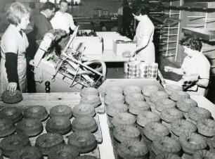 Mühlheim/Ruhr. In der Großbäckerei "Vitana". Industrielle Herstellung von Gugelhupf. Die Ware wird geprüft und verpackt