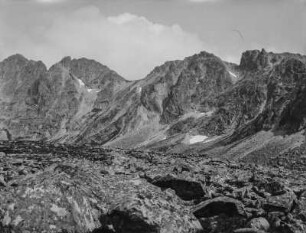 Im Gebirge : Ein Gebirgstal, das durch einen Gletscher geformt wurde