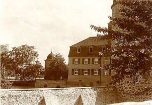 Grund, Peter; Ernsthofen, Modautal; Schloss Ernsthofen - Schlossmauer mit Haus und Turm (Außenansicht)