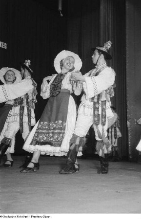 Tänzer des Rahmenprogramms zur Leipziger Herbstmesse 1954