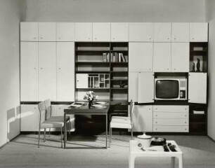 Eßtisch : Wohnzimmermöbel (1972; VEB Möbel-Kombinat Eisenberg). Ansicht mit Anbauwand und Eßplatz
