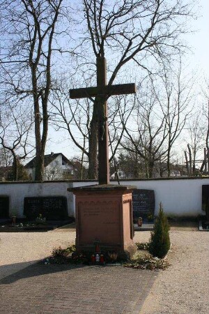 Friedhof mit Leichenwagenhaus, Ehrenmal und Kreuz (Friedhofsanlage); Obertshausen, Rembrücker Weg