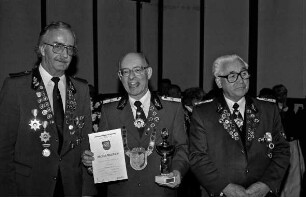 Ostring: Schießsportanlage: Schützenverein Ahrensburg: Seniorenschießen: Ahrensburger Schützen mit der Urkunde und dem Pokal für ihren ersten Platz in der Mannschaftswertung der Herren (55- bis 65-jährige)