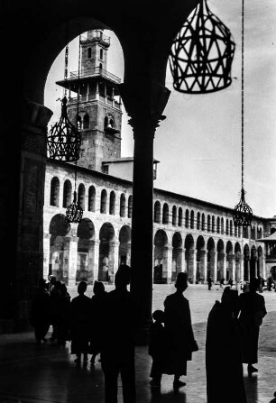 In einer Moschee (Deutsche Indien-Expedition 1926/1929 - Rückreise: Irak-Syrien-Libanon-Türkei)
