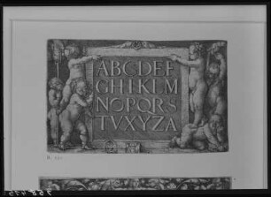 Tafel mit Alphabet, rechts und links von je 3 Putten gehalten