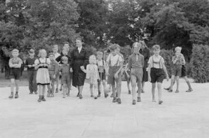Kinderheim im Volkseigenen Betrieb "Fortschritt" : Frau Mut bei einem Spaziergang mit den Heimkindern