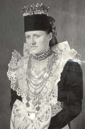 Braut aus Nebelschütz : Kleidung - katholische Tracht. Ort: Njebjelčicy / Nebelschütz. Katholische Braut.