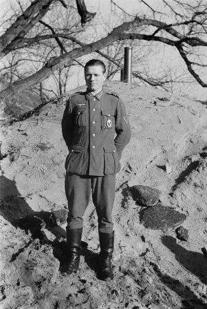 Zweiter Weltkrieg. Niederlande unter deutscher Besatzung. Angehöriger der deutschen Wehrmacht in Dünen an der Nordsee (wohl bei Den Haag)