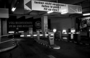 Freiburg: "DAS"-Reklame an der Einfahrt Tiefgarage Karlsplatz; Reklamefläche durch andere Schilder verdeckt