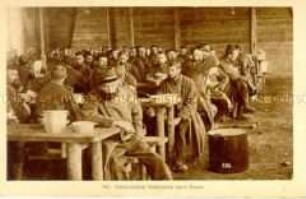 Französische Kriegsgefangene beim Essen