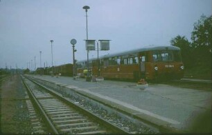 Neuruppin Hbf. Schienenbus 772 126 Beiwagen Bahnsteig Bahnhufsuhr Zuganzeiger Blumenschmuck