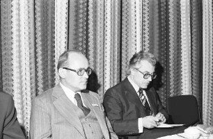 Freiburg: Hotel Stadt; sitzend: Martin, Minister Eberle