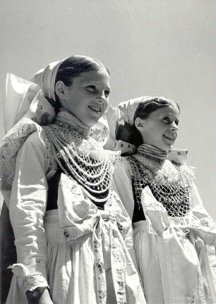 Brautjungfern aus Crostwitz : Kleidung - katholische Tracht. Ort: Chrósćicy / Crostwitz. Brautjungfer (družka). Fronleichnam 1936.