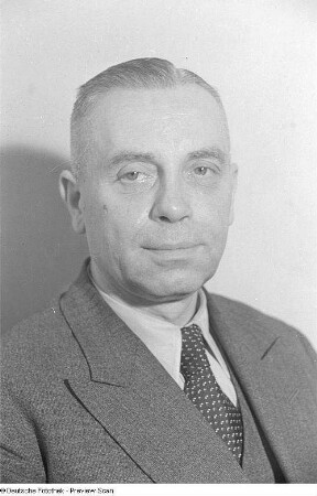 Porträtaufnahmen von Joachim Krüger Joachim (Schauspieler?) und Otto Kühne, Vizepräsident der Zentralverwaltung des Verkehrs