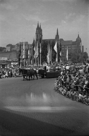 Meißen-Altstadt. Jubiläum "250 Jahre Meißner Porzellan". Festumzug. Blick zum Burgberg mit Albrechtsburg und Dom