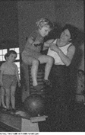 Dresden, Kindersport, Turnübungen in der 32. POS Paul Gruner, Jugendgruppe der BSG Aufbau Dresden-Mitte, Waldlauf am Pionierpalast "Walter Ulbricht", Mutter- und Kindersport des Sportclub (SC) Einheit Dresden-Mitte, Abnahme des Sportabzeichens, Schulsport, u.a., Dezember 1956