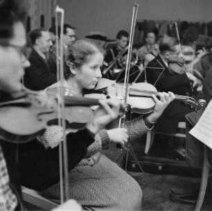 Markneukirchen : Musikinstrumentenbau Markneukirchen. Städtisches Orchester Markneukirchen (Vereinigung Markneukirchner Instrumentenbauer) während der Probe. Geigenbaumeisterin Johanna Schuricht