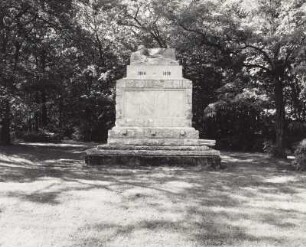 Denkmal für die Gefallenen des 1. Weltkrieges : Denkmal für die Gefallenen des 1. Weltkrieges. Kalkstein? (nach 1918). Bad Düben, Kurpark