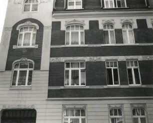 Wurzen, August-Bebel-Straße 9. Wohnhaus (um 1900). Obergeschoßfenster