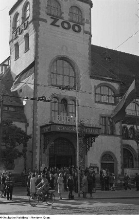 Geschmückter Eingang zur Kongreßhalle