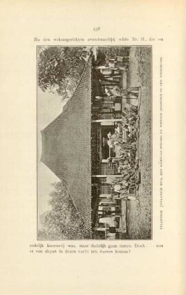Inlandsch Javaansch huis met gamelan-spelers en topèngs (maskers) op den voorgrond
