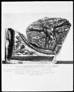Fragmente einer Ofenkachel mit Christus am Kreuz — Randfragment einer Ofenkachel