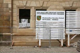 Dresden-Altstadt. Bautafel vor dem Residenzschloß "Wiederaufbau Dresdner Schloß. Ostflügel - Rohbau"