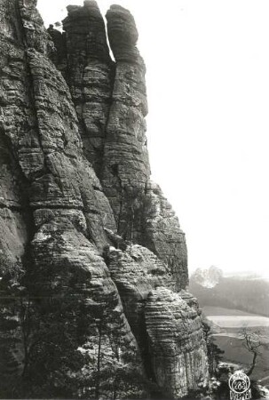Sächsische Schweiz, Rathener Gebiet. Vorderer Gansfels. Seilschaft Alfred Loos über dem Ring in der Südwand (Südwestwand, VIIa)