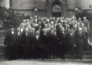 Gruppenbild zur Goldenen Konfirmation vor dem Westportal der Stadtkirche St. Marien