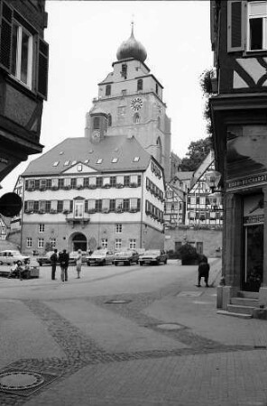 Herrenberg: Stiftskirche hinter Fachwerkhäusern