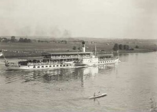 Personen-Seitenraddampfer "Dresden" (1926, Werft Laubegast) stromauf fahrend an der Wesenitzmündung bei Pratzschwitz