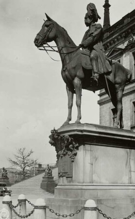 Reiterdenkmal für König Albert : Reiterdenkmal für König Albert (1906; M. Baumbach). Bronze. Dresden-Altstadt, Schloßplatz
