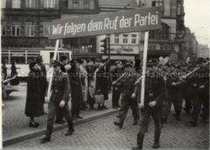 Marsch einer NVA-Einheit durch Erfurt