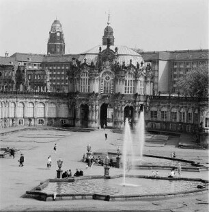 Dresden-Altstadt. Zwinger (1709-1728, M. D. Pöppelmann). Blick über den Zwingerhof und den Glockenspielpavillon nach Südsüdost